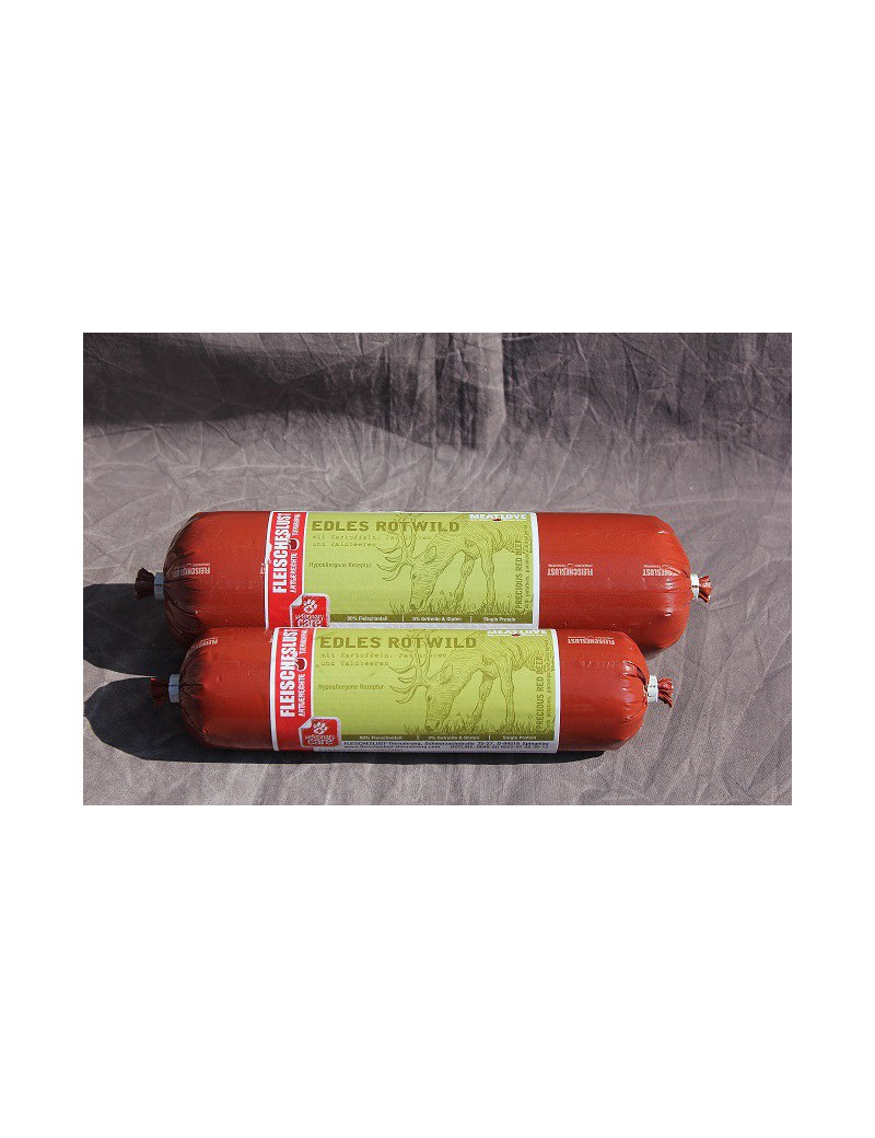 Cerf rouge noble avec pommes de terre, panais et baies sauvages