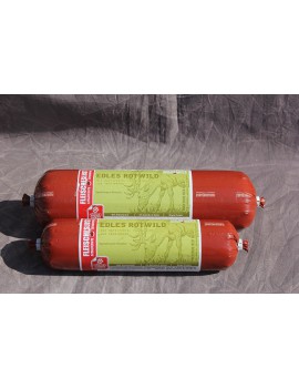 Cerf rouge noble avec pommes de terre, panais et baies sauvages